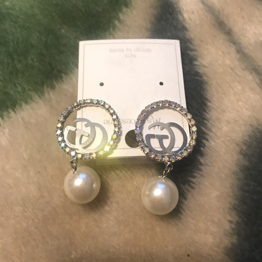 Cute diamond pearl earrings